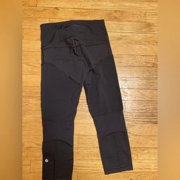 Lulu lemon leggings. Size 6. Great condition!! - Picture 3 of 5